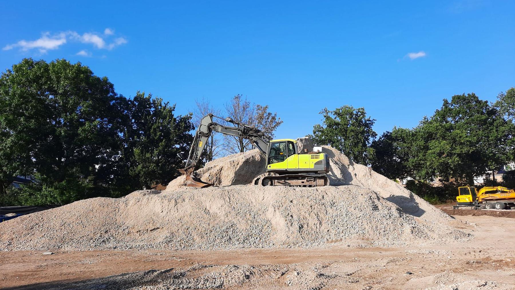 Bagger auf einer Schüttguthalde