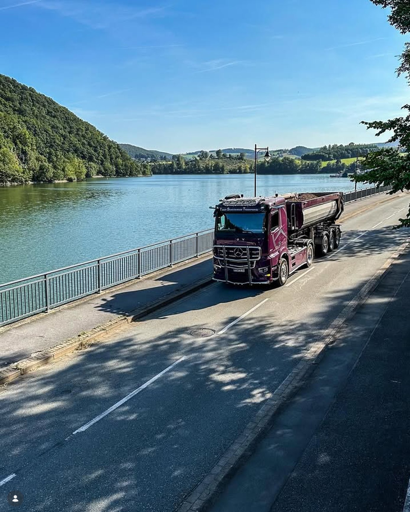 T.S.T. Lkw auf einer Uferstraße